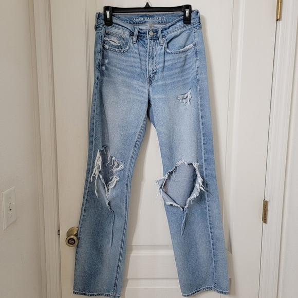 American Eagle Outfitters Denim - American Eagle Size 2 Med-Light Wash Low Rise Baggy Jeans, Distressed/Destroyed